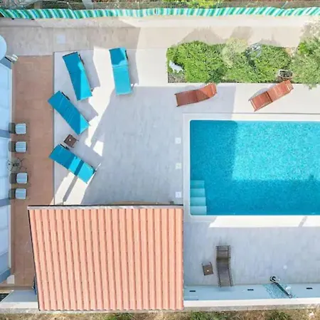 Beachfront Mihovil * Kaštel Štafilić