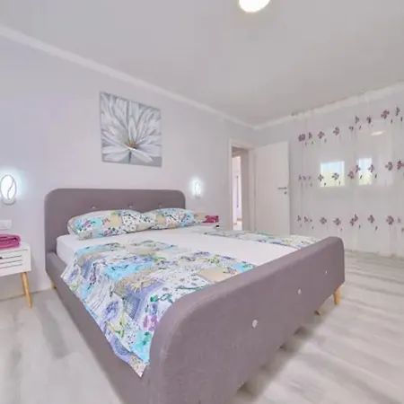 Beachfront Mihovil Villa *