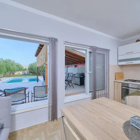 Beachfront Mihovil * Kaštel Štafilić