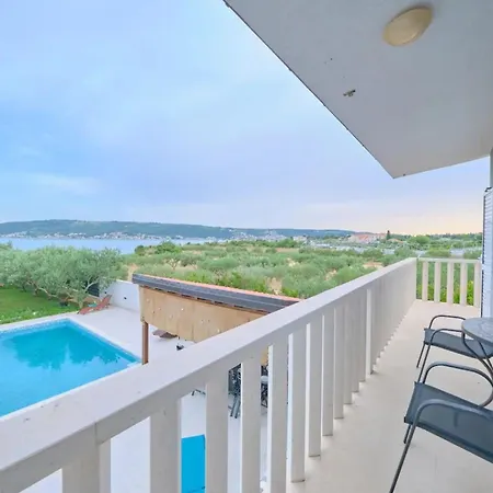 Beachfront Mihovil * Kaštel Štafilić